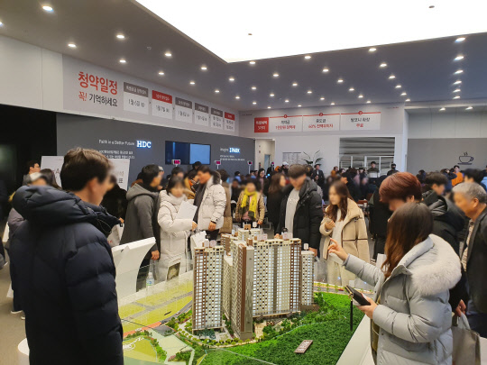 설 연휴와 한국감정원의 청약업무 이관을 앞두고 분양시장이 휴식기에 들어간 가운데, 올해 마수걸이 분양을 실시한 대형건설사들의 희비가 엇갈렸다. 서울과 부산 등 대도시에서 첫 분양을 진행했던 GS건설과 포스코건설은 순조로운 첫 발을 내딛은 반면, 충남서 올해 첫 분양을 실시한 HDC현대산업개발은 새해 첫 분양서 미달되며 침체된 지방 분양시장 경기를 실감했다. 사진은 당진 아이파크 견본주택.    HDC현대산업개발 제공